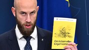Schwedens Zivilschutzminister Carl-Oskar Bohlin mit einem Exemplar von „Wenn eine Krise oder ein ...