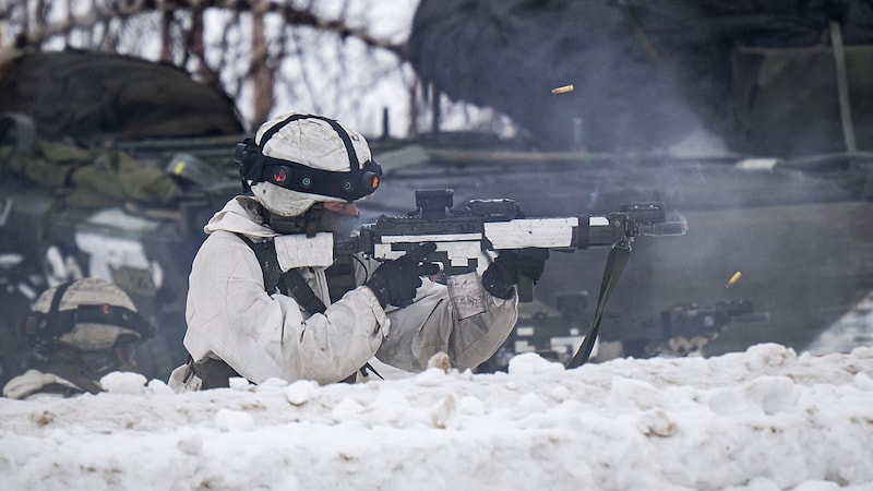 Schwedische Soldaten bei einer NATO-Übung im schwedisch-finnischen Grenzgebiet (Bild: APA/AFP/Jonathan NACKSTRAND)