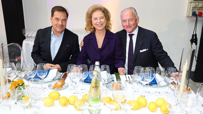 Der stv. „Krone“-Chefredakteur Rainer Nowak mit dem Ehepaar Höfer.