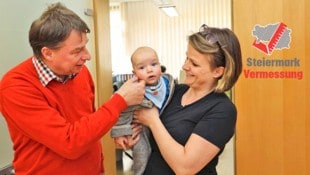 Der aktuell jüngste Einwohner von Mühlen: Emil, vier Monate, mit Mama Marion Obersteiner und Bürgermeister Christian Steibl (Bild: Krone KREATIV/Christian Jauschowetz)