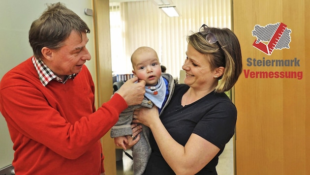 Der aktuell jüngste Einwohner von Mühlen: Emil, vier Monate, mit Mama Marion Obersteiner und Bürgermeister Christian Steibl (Bild: Krone KREATIV/Christian Jauschowetz)