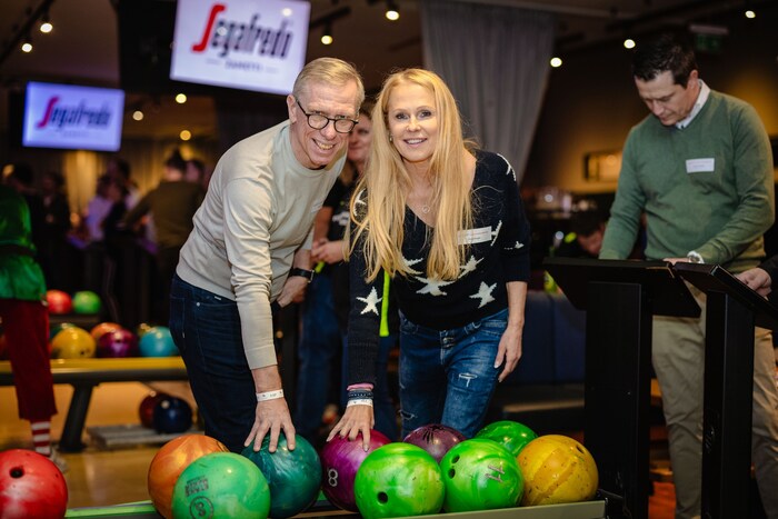 Admira-Sportdirektor Peter Stöger und seine Lebensgefährtin Ulrike Kriegler spielten auf Bahn ...