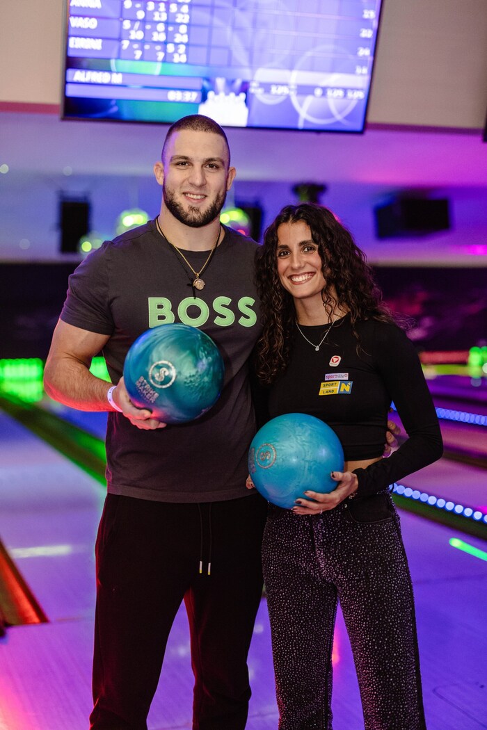 Judo-Ass Aaron Fara mit Synchron-Nixe Vasiliki Alexandri beim X-Mas-Bowling der Sporthilfe im ...
