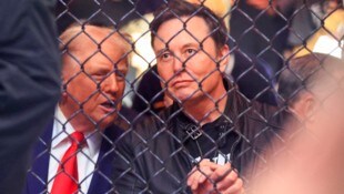 Der designierte US-Präsident Donald Trump und Tesla- und SpaceX-CEO Elon Musk schauen beim UFC-Kampfsport-Spektakel in New York dabei zu, wie sich Männer in einem Käfig prügeln. (Bild: APA/AFP/Kena Betancur)