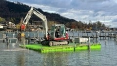 Dieser Bagger „schwimmt“ derzeit am Attersee (Bild: UYCAs)