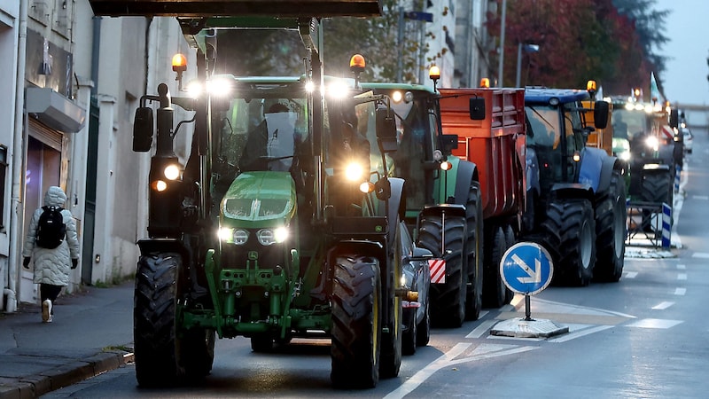 A tractor caravan in the southwest of France (Bild: APA/AFP/ROMAIN PERROCHEAU)