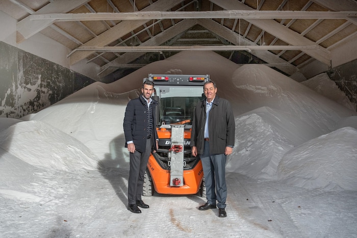 Verkehrslandesrat Udo Landbauer (li.) und NÖ Straßenbaudirektor Josef Decker (re.) in der ...
