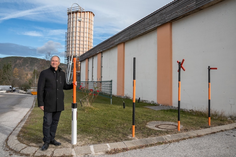 Heinz Spatling, Chef der Straßenmeisterei in Gloggnitz, erklärt die Bedeutung der verschiedenen Schneestangen.  (Bild: Doris_SEEBACHER)