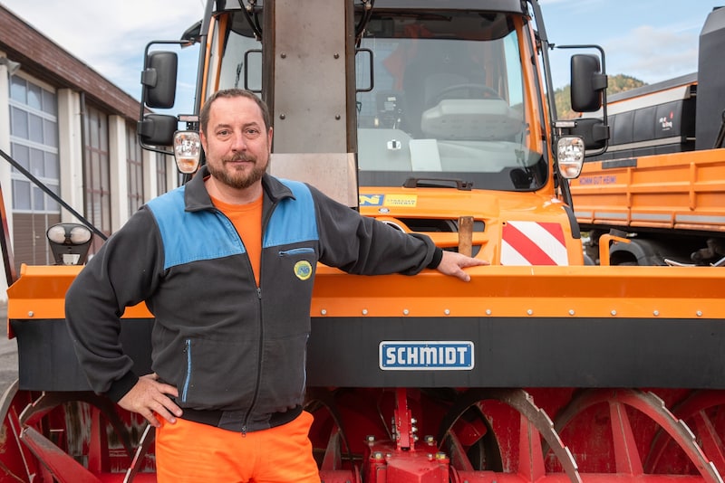 Max Harsieber ist Hauptchauffeur des „Unimog“, eines der neuesten Räumfahrzeuge in der Straßenmeisterei Gloggnitz. 270 PS samt Schneefräse sorgen für schneefreie Fahrbahnen.  (Bild: Doris_SEEBACHER)