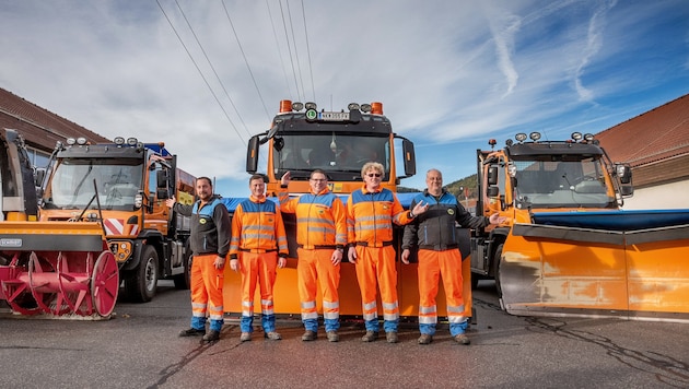 Das Team der Straßenmeisterei Gloggnitz samt Gerätschaften sind perfekt auf ihren ersten Wintereinsatz vorbereitet.  (Bild: Doris_SEEBACHER)