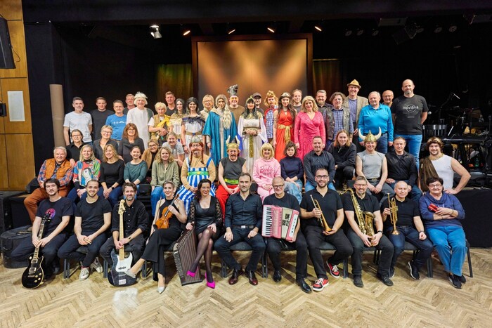 Das eingeschweißte KIB-Team und die Musiker der Faschings-Combo
