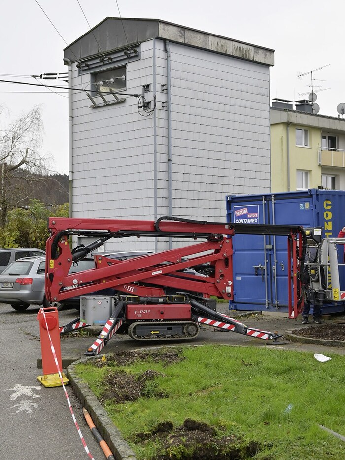 Die Hebebühne, auf der der Arbeiter stand