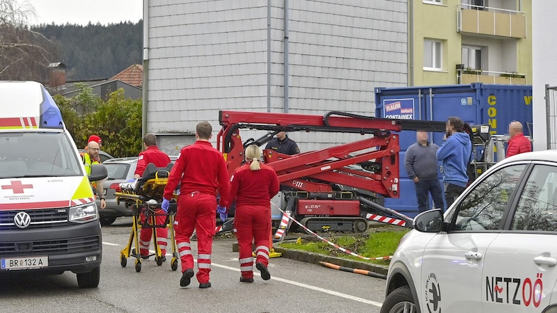 Sanitäter eilten zum Einsatzort. (Bild: Manfred Fesl)