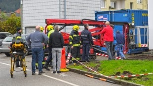 Bei der Volksschule in Friedburg passierte der furchtbare Unfall. (Bild: Fesl Manfred)