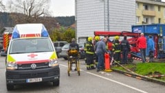 Der Arbeiter fuhr mit der Hebebühne nach oben und geriet dabei in die Starkstromleitung. (Bild: Fesl Manfred/Manfred Fesl)