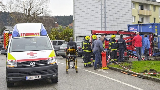 Der Arbeiter fuhr mit der Hebebühne nach oben und geriet dabei in die Starkstromleitung. (Bild: Fesl Manfred/Manfred Fesl)