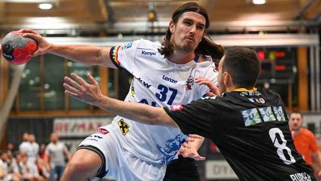 Hard's Ivan Horvat and Bregenz's Sebastian Burger will face each other again on Saturday in the big handball derby. (Bild: GEPA pictures)