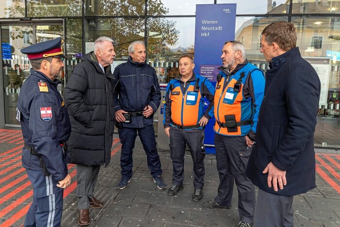 Representatives of the city and police in discussion with ÖBB security staff at Wiener Neustadt railroad station.
