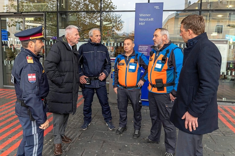 Vertreter von Stadt und Polizei im Gespräch mit Sicherheitskräften der ÖBB beim Wiener Neustädter Bahnhof. (Bild: Stadt Wiener Neustadt/Weller)