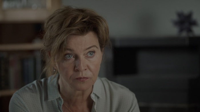 Martinas Freundin Jutta (Margarita Broich) steckt in der Zwickmühle.