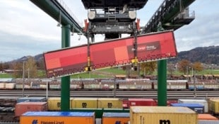 Der Container hing nur noch an zwei Zangen.  (Bild: Shourot)