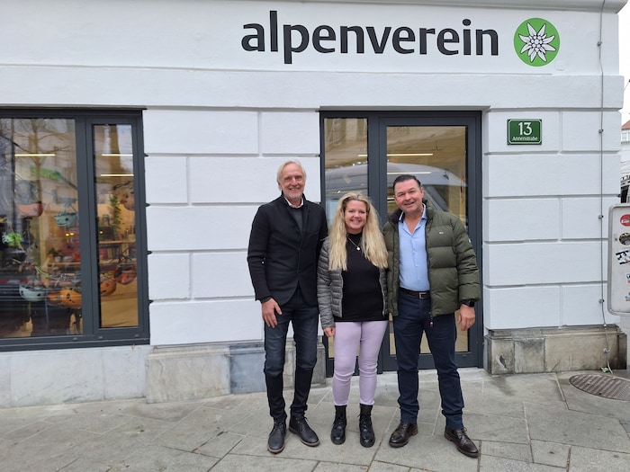 Günter Riegler (Alpenverein Graz) hands over the business to Carina and Wilfried Brauchart.