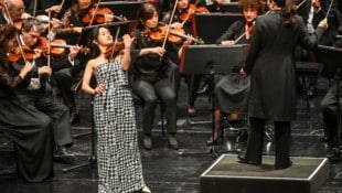 Dirigentin Shi-yeon Sung und Soloviolinistin Bomsori Kim. (Bild: Udo Mittelberger)