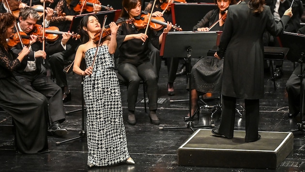 Conductor Shi-yeon Sung and solo violinist Bomsori Kim. (Bild: Udo Mittelberger)