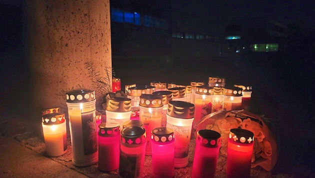 Family, friends and acquaintances set a sign for Christian with candles and flowers. (Bild: Christian Krall)