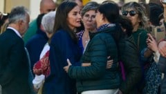 Königin Letizia umarmt in der Gemeinde Chiva in der Region Valencia eine Frau. (Bild: APA Pool/AFP/JOSE JORDAN)