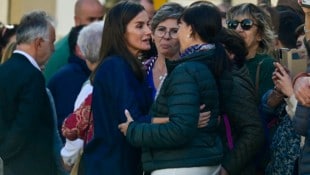 Königin Letizia umarmt in der Gemeinde Chiva in der Region Valencia eine Frau. (Bild: APA Pool/AFP/JOSE JORDAN)