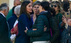 Königin Letizia umarmt in der Gemeinde Chiva in der Region Valencia eine Frau.