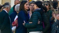 Königin Letizia umarmt in der Gemeinde Chiva in der Region Valencia eine Frau. (Bild: APA Pool/AFP/JOSE JORDAN)