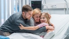 Gemeinsam in der Klinik: Kleine Patienten genießen die Eltern-Begleitung sehr. (Bild: stock.adobe.com/Gorodenkoff Productions OU)