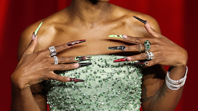 "Wicked" star Cynthia Eriva shows off her spectacularly manicured long nails. (Bild: APA/Getty Images via AFP/GETTY IMAGES/Amy Sussman)