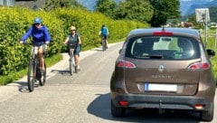 Auf der alten Bundesstraße in Strobl-Aigen ist es jetzt schon eng. Anrainer fürchten den mehr Verkehr durch eine Deponie. (Bild: zVg)