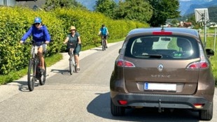 Auf der alten Bundesstraße in Strobl-Aigen ist es jetzt schon eng. Anrainer fürchten den mehr Verkehr durch eine Deponie. (Bild: zVg)