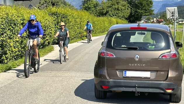 Auf der alten Bundesstraße in Strobl-Aigen ist es jetzt schon eng. Anrainer fürchten den mehr Verkehr durch eine Deponie. (Bild: zVg)