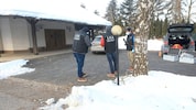 Spurensicherer am Tatort – auf dem Parkplatz vor einer Leichenhalle 