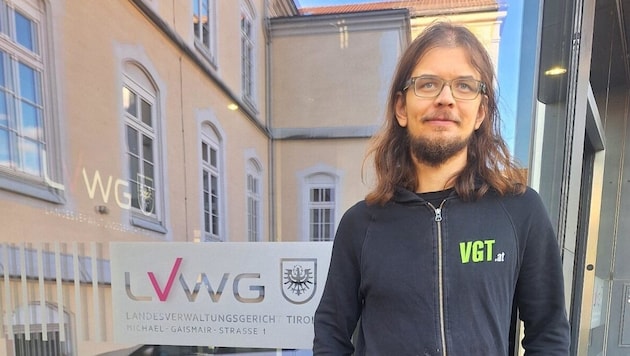 Complainant Georg Prinz in front of the Provincial Administrative Court in Innsbruck. He considers the jam sandwiches in detention to be inadequate nutrition. (Bild: VGT)