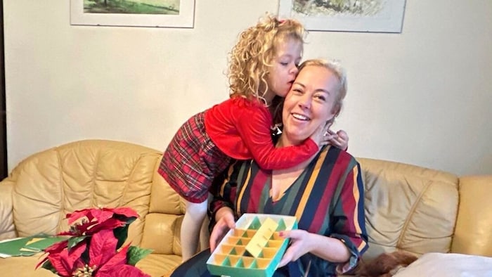 Crafting fun. Susanne and Marie Dunst.