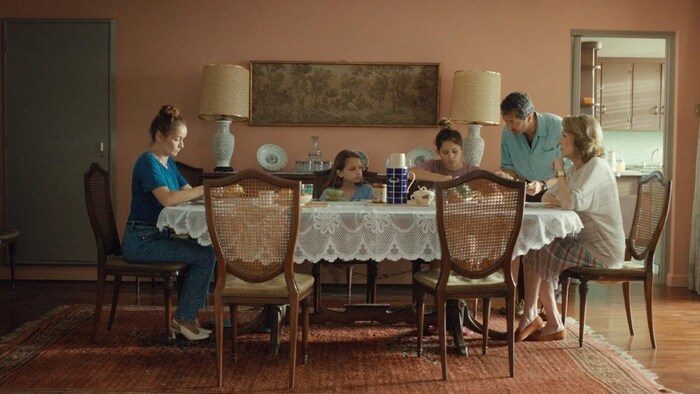 Die Familie möchte in die USA, doch der Abschied fällt dem Vater sehr schwer.