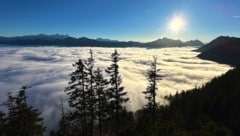 Ein Blick von der Katrin auf die Nebeldecke im Salzkammergut, am Berg war es strahlend blau. (Bild: Spitzbart Wolfgang)