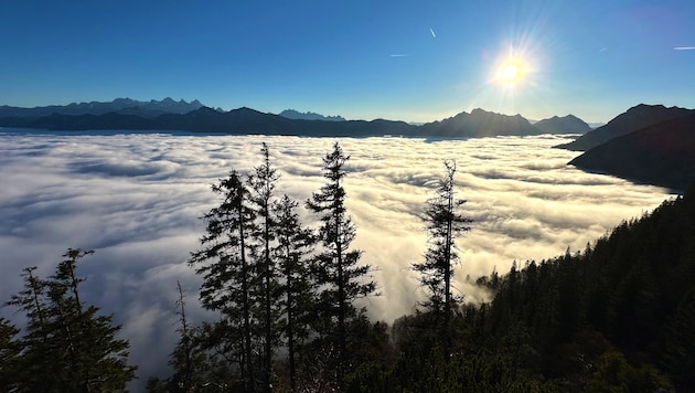 Ein Blick von der Katrin auf die Nebeldecke im Salzkammergut, am Berg war es strahlend blau. (Bild: Spitzbart Wolfgang)