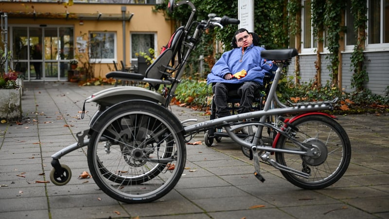 While his flatmates can ride along on tandem e-bikes (pictured), this is unfortunately not possible for Martin. He would need a special electric wheelchair bike. (Bild: Wenzel Markus/Markus Wenzel)