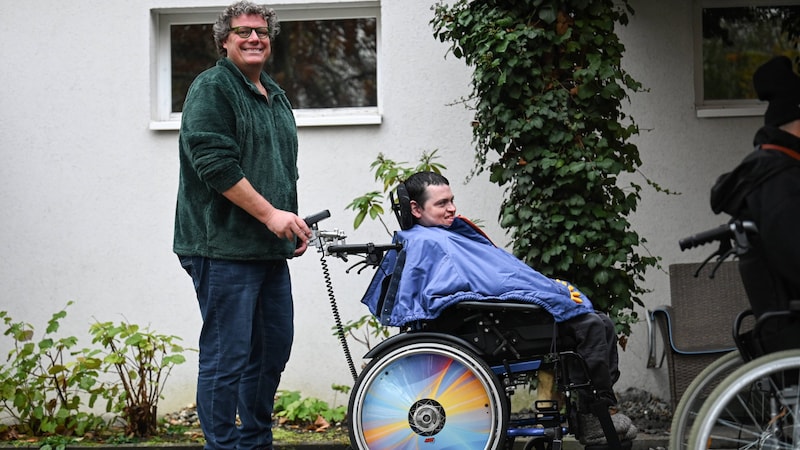 Martin needs the help of carers to get around. (Bild: Wenzel Markus/Markus Wenzel)