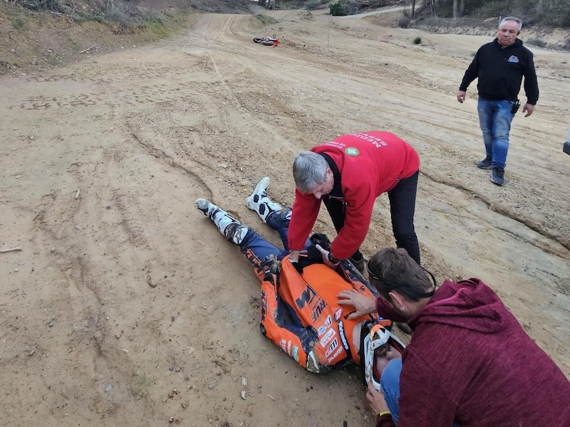 Lukas Höllbacher received first aid after the fall. (Bild: zVg)