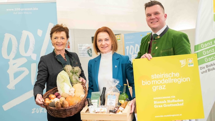 Vizepräsidentin Maria Pein (links), Agrarlandesrätin Simone Schmiedtbauer (Mitte) und Bioobmann ...