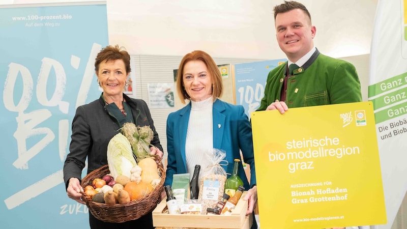 Vice President Maria Pein (left), State Councillor for Agriculture Simone Schmiedtbauer (center) and organic chairman Thomas Gschier (Bild: LK Stmk/Alexander Danner)