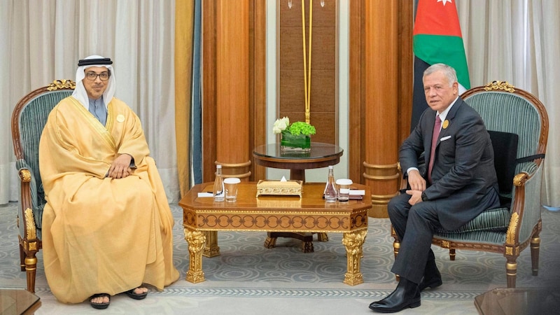 Girona owner Sheikh Mansour bin Zayed Al-Nahyan (left) is a member of the ruling family of Abu Dhabi and is on a first-name basis with the likes of Jordan's king (right). (Bild: AFP)